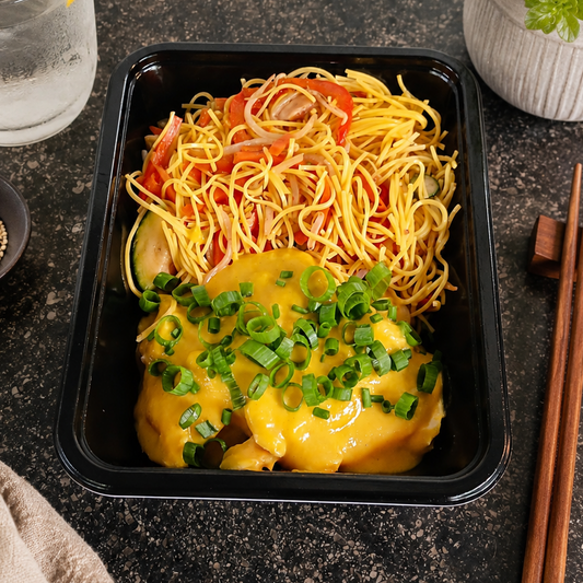 Noedels - groentenmix - traaggegaarde kippenhaasjes - appelcurrysaus
