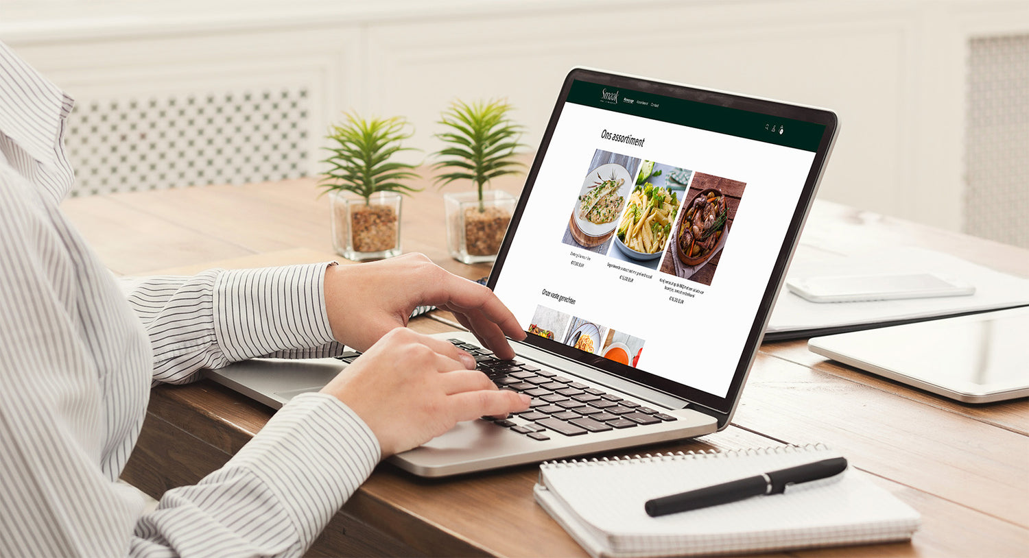 Iemand bekijkt het assortiment op de webshop van Smaak