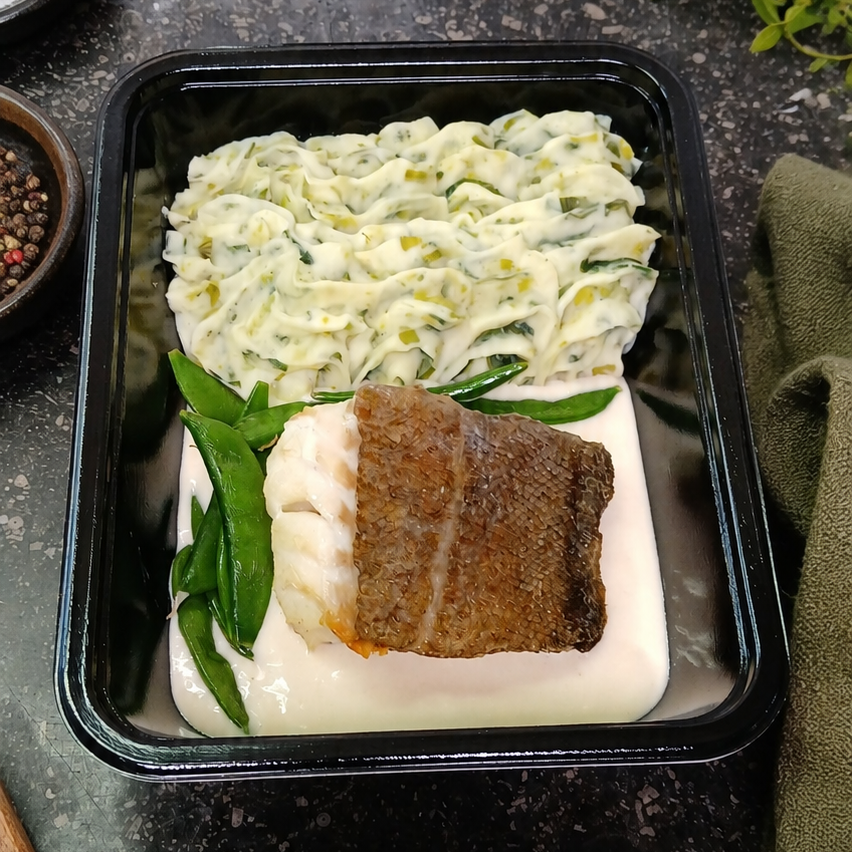 Op vel gebakken kabeljauwhaas - preipuree - sugar snaps - witte wijnsaus