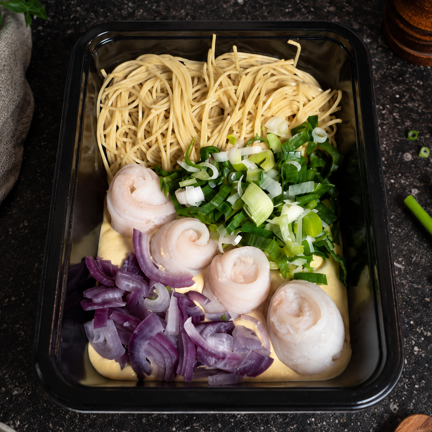 Tongrolletjes - noedels - prei - rode ui - zachte currysaus